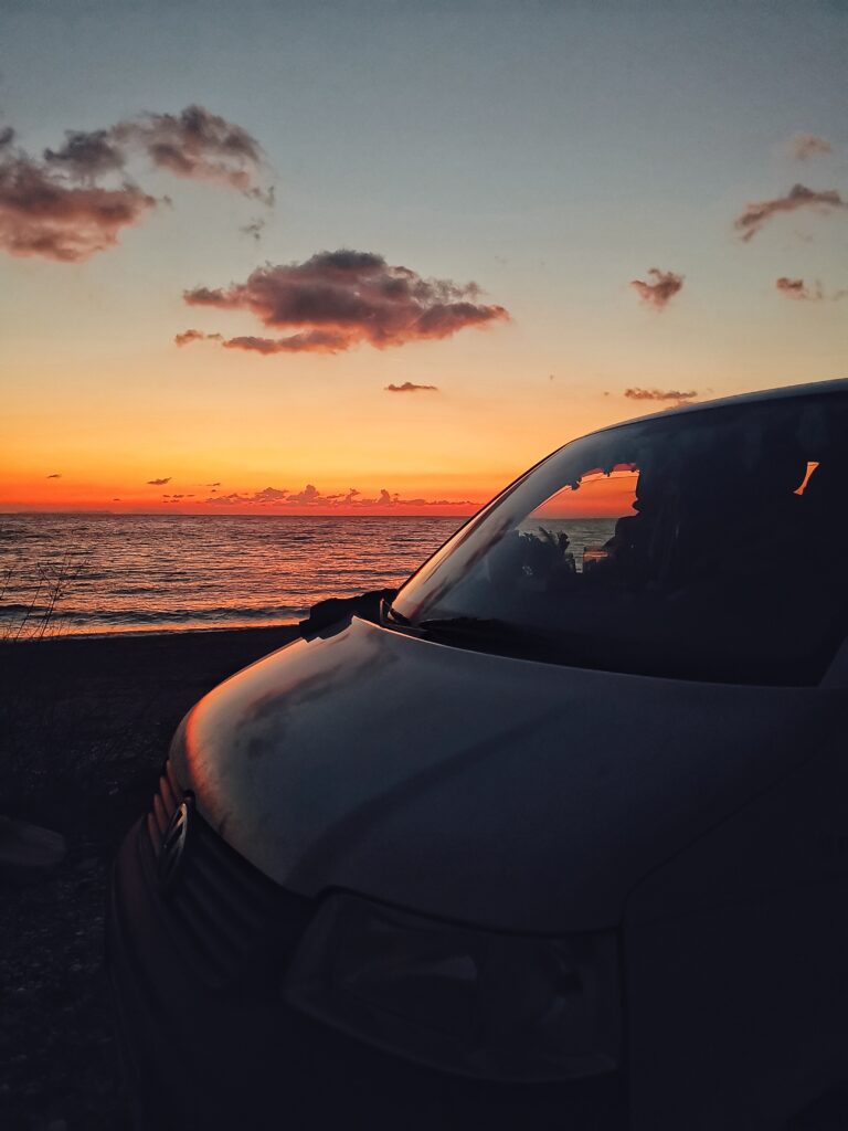 Ottos Front vor farbenfrohem Sonnenuntergang über dem Meer