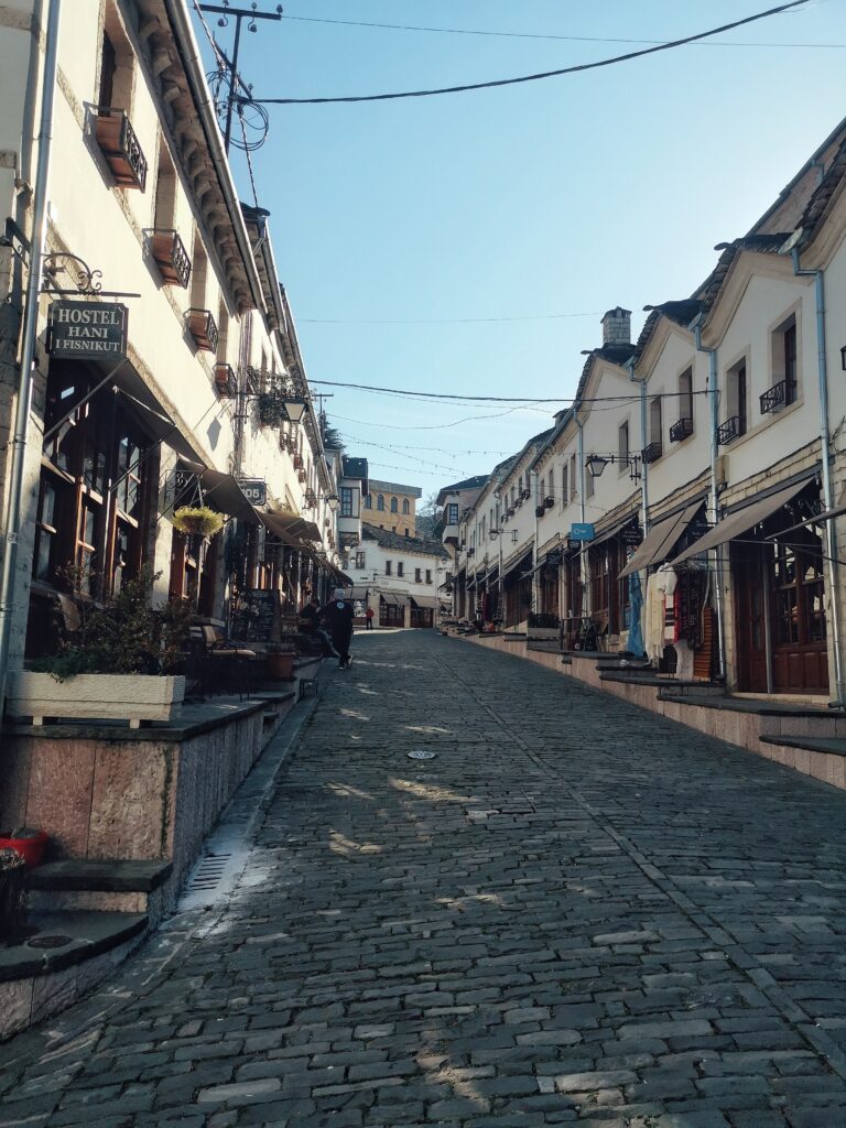 Die Hauptstraße der Altstadt von Gjirokastra