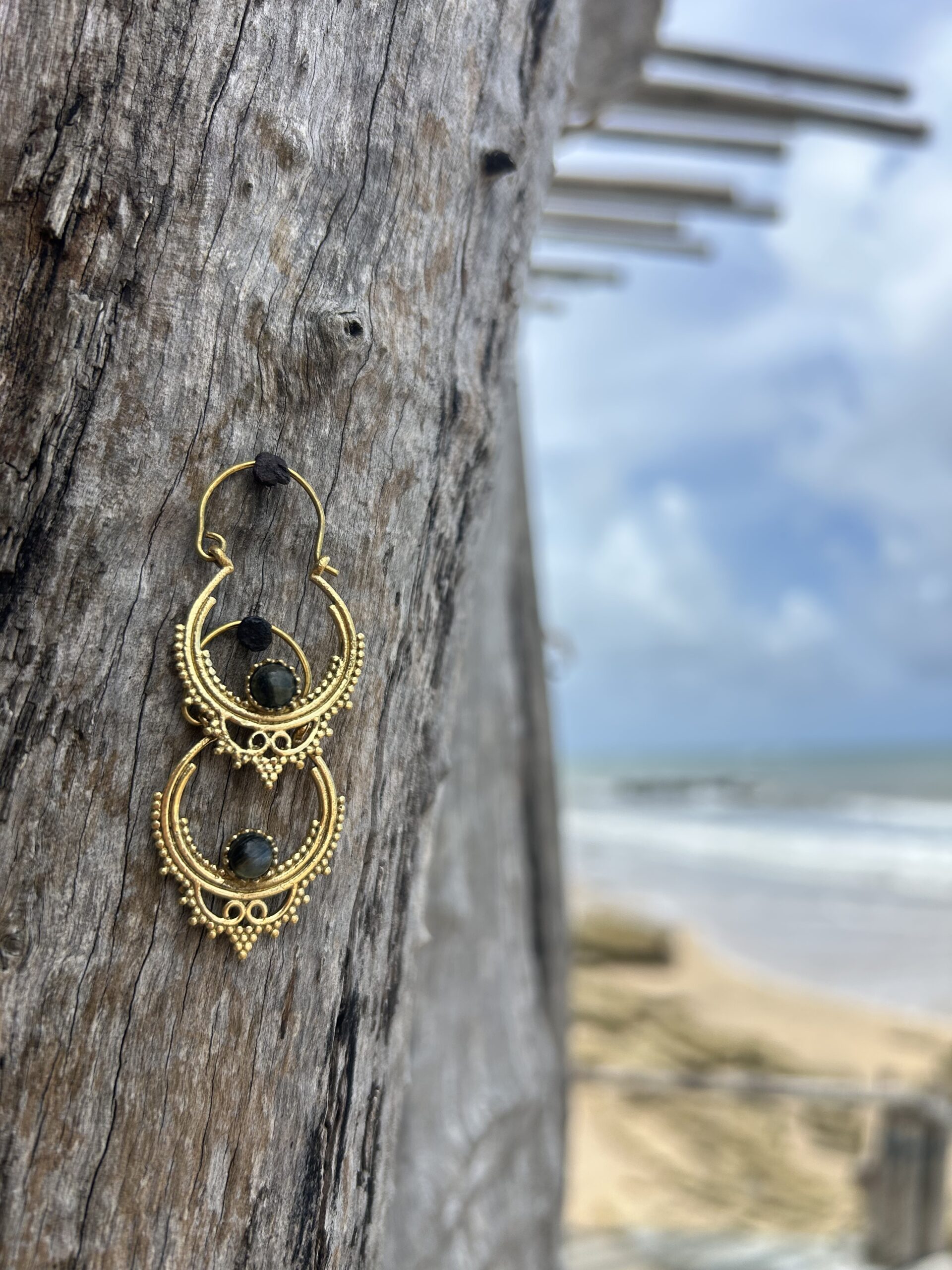 Goldene Mandala Ohrringe mit Tigerauge – Schmuck aus Indien