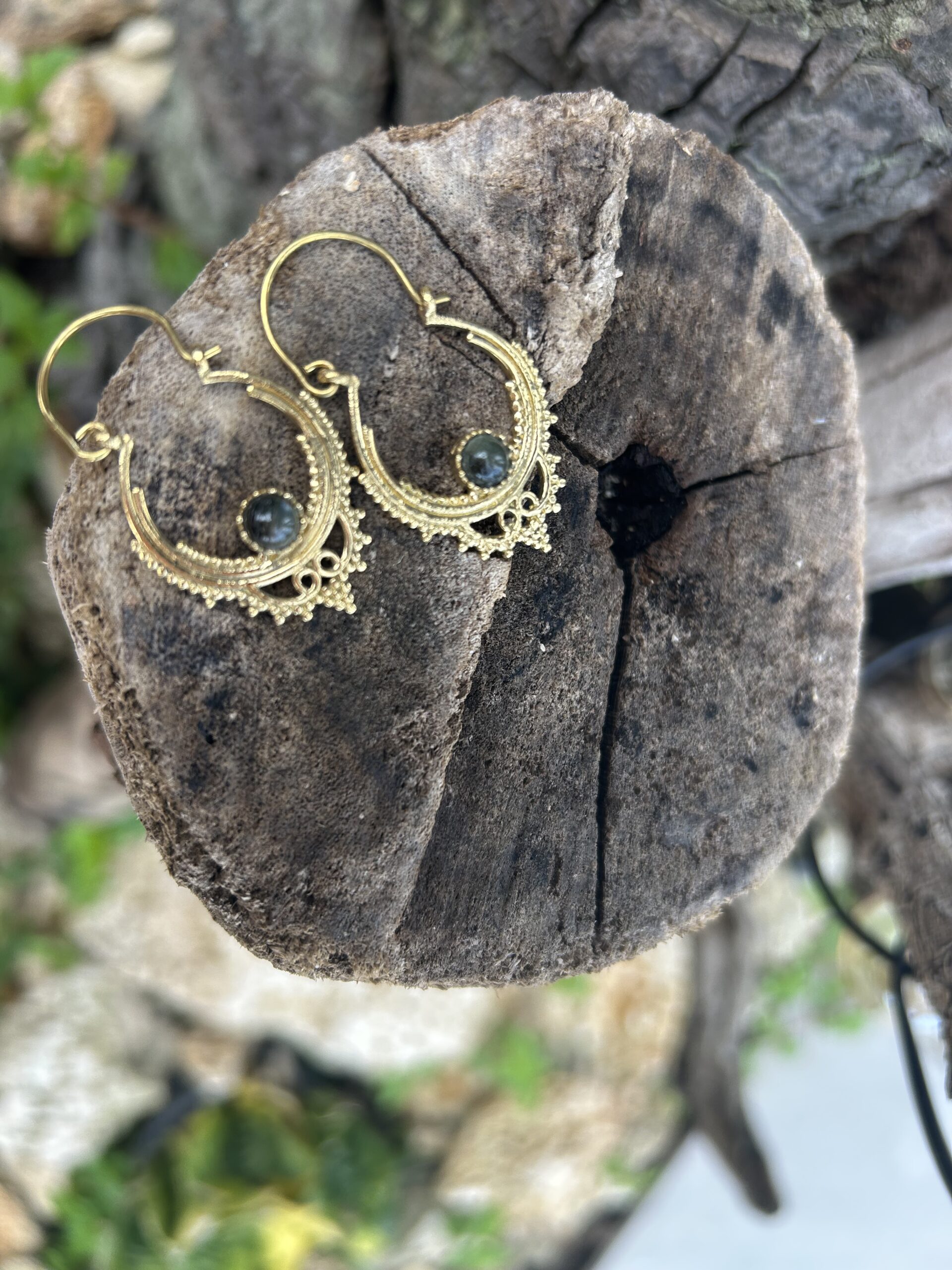 Goldene Mandala Ohrringe mit Tigerauge – Schmuck aus Indien – Bild 3