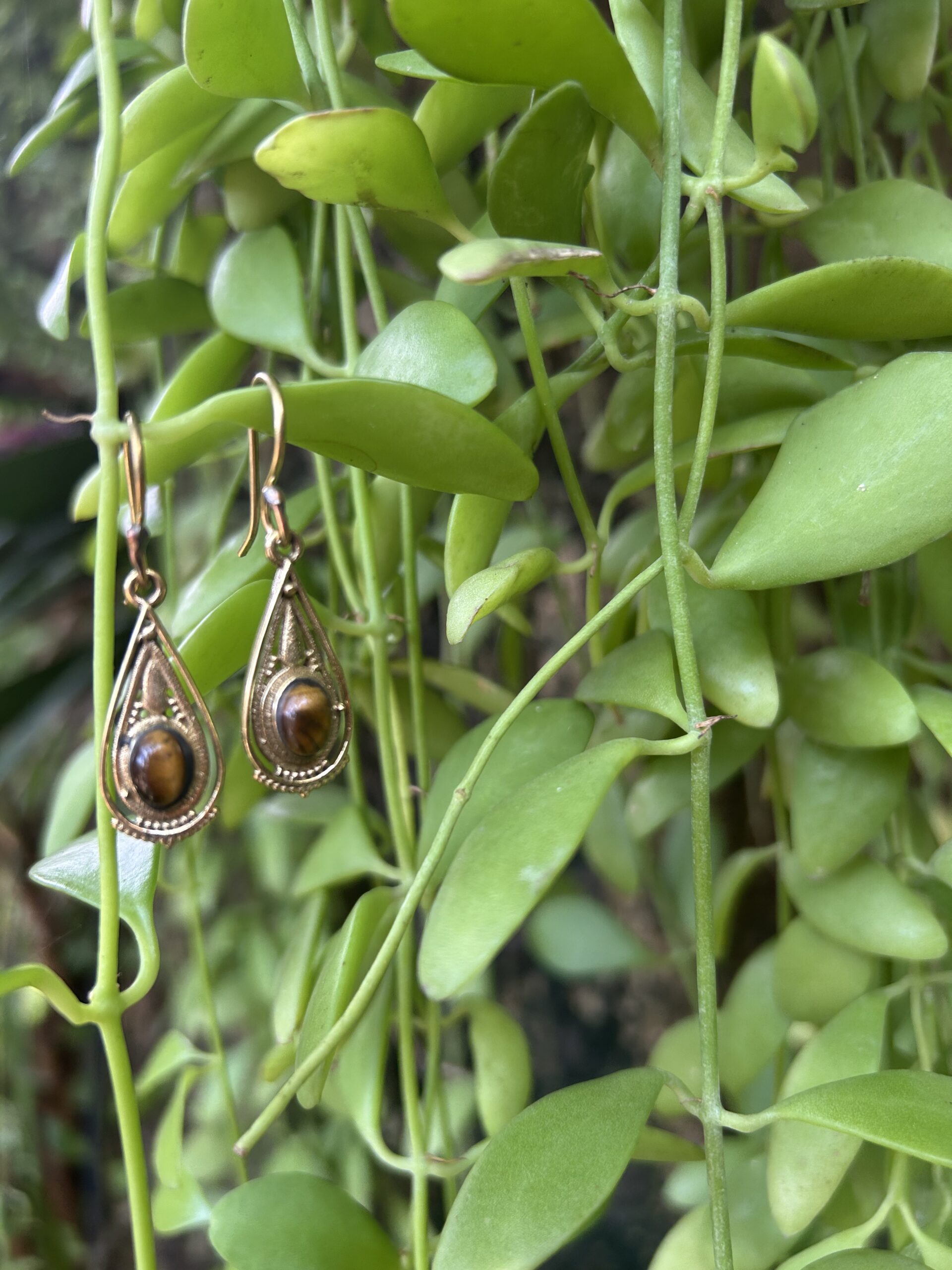 Goldene Ohrringe mit Tigerauge – Schmuck aus Indien – Bild 3
