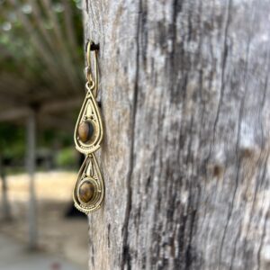 Goldene Ohrringe mit Tigerauge – Schmuck aus Indien
