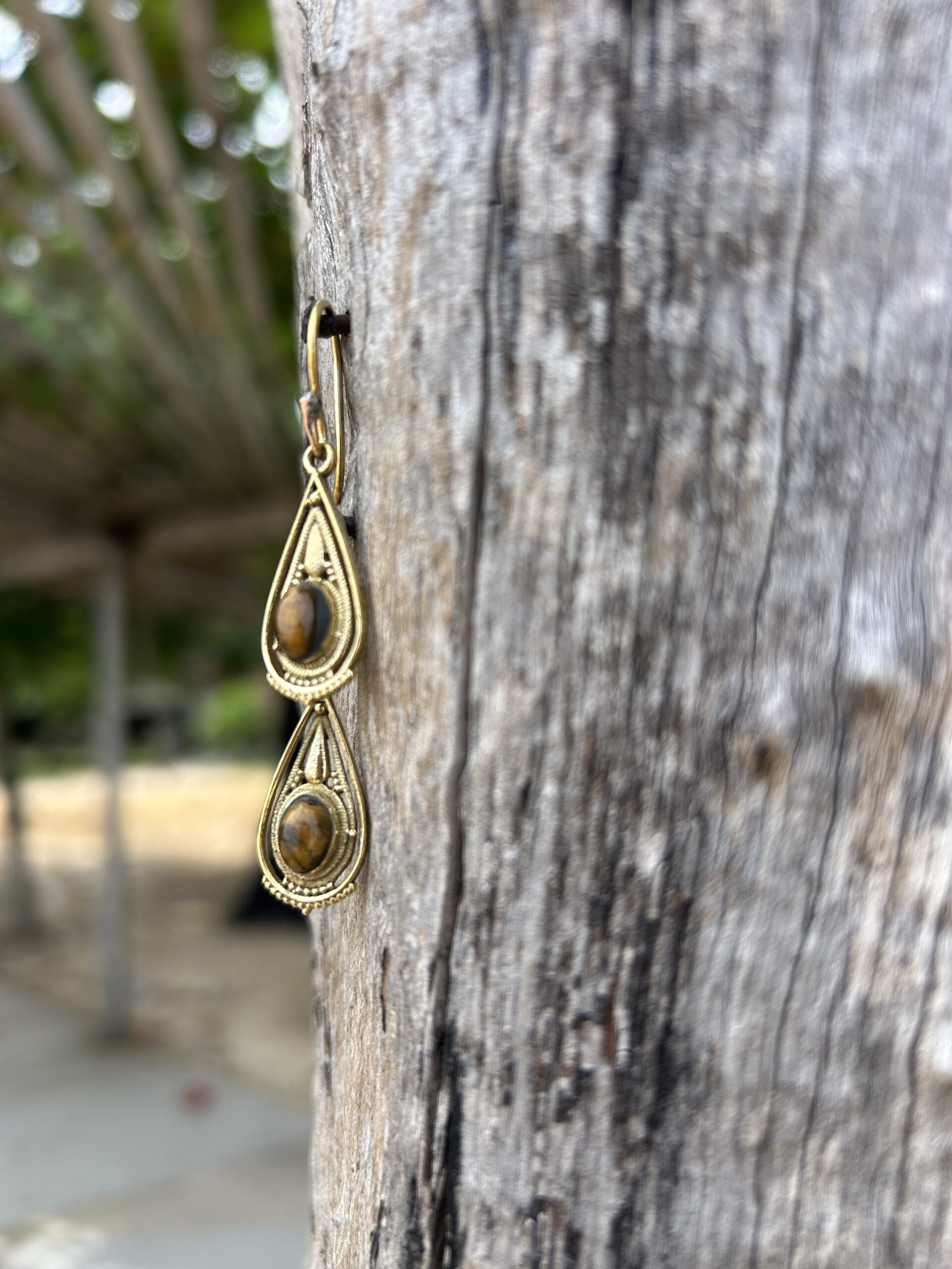 Goldene Ohrringe mit Tigerauge – Schmuck aus Indien